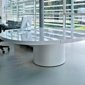 厚さ 7 cm の天板がサイドキャビネットに載る Asymmetrical