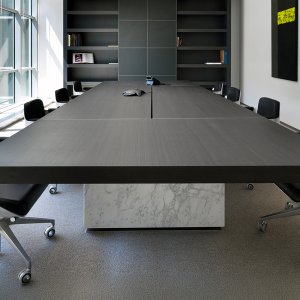 Nero ラッカーのキャビネットにダークオークの天板を載せた Asymmetrical