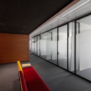 Tecno W80システムで構成されたオフィスフロア全景