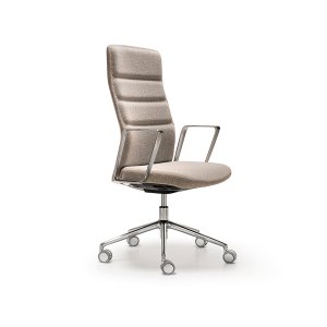 肘掛けなしの That’s it Executive、会議テーブルで