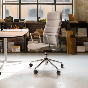 デスクの後ろで使う That’s it Executive、固定肘掛け