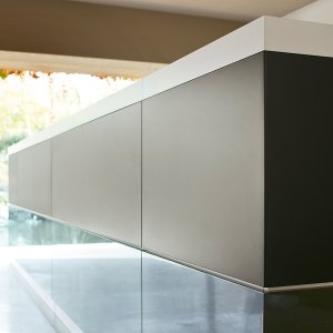 オフィス受付向け直線構成の Frezza Vogue、Perin & Topan デザイン