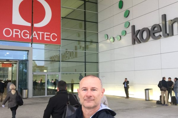 ORGATEC 2026：一人10立方メートルの部屋に、人と人の「間」を書き足す