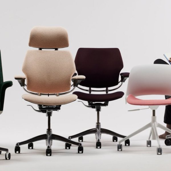 オフィスの Humanscale エルゴノミクス・ワークステーション
