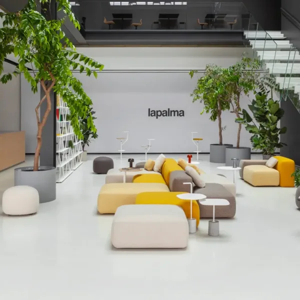Lapalma の家具によるオフィスの協働ゾーン